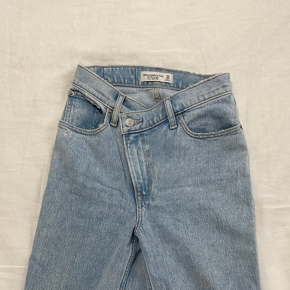 Abercrombie & Fitch Light Wash 90s straight ultra high rise